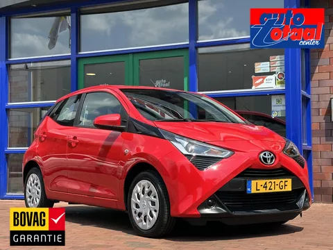 Toyota Aygo 1.0 VVT-i x-play |Lage tellerstand | Automaat | Apple Carplay/Android Auto